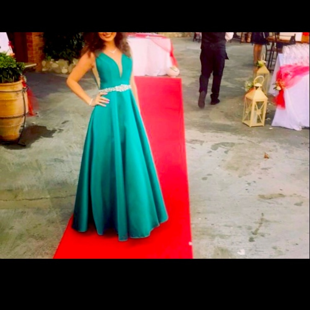 Beautiful emerald green princess style gown XS